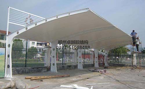 工人正在对糖心官网入口除锈
