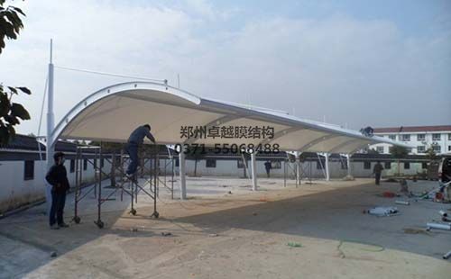 除锈完成防腐作业中的糖心官网入口